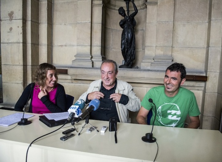 Itxas Aurreko kideak atzoko agerraldian. (Gorka RUBIO / ARGAZKI PRESS)