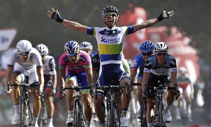 Michael Matthews entra en la meta del Lago Sanabria. (José JORDÁN / AFP PHOTO)