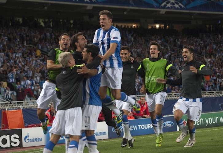 Los realistas celebran el primer gol. (Gorka RUBIO / ARGAZKI PRESS)