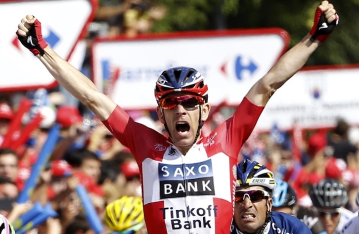 El danés Morkov celebra su victoria en Cáceres. (José JORDÁN / AFP PHOTO)