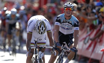 El último golpe de riñón de Gilbert (izquierda) no le valió para superar a Stybar. (José JORDÁN / AFP PHOTO) 