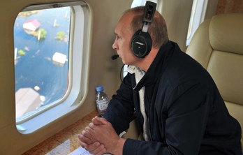 Putin en su avión presidencial. (Alexei NIKOLSKY / AFP)