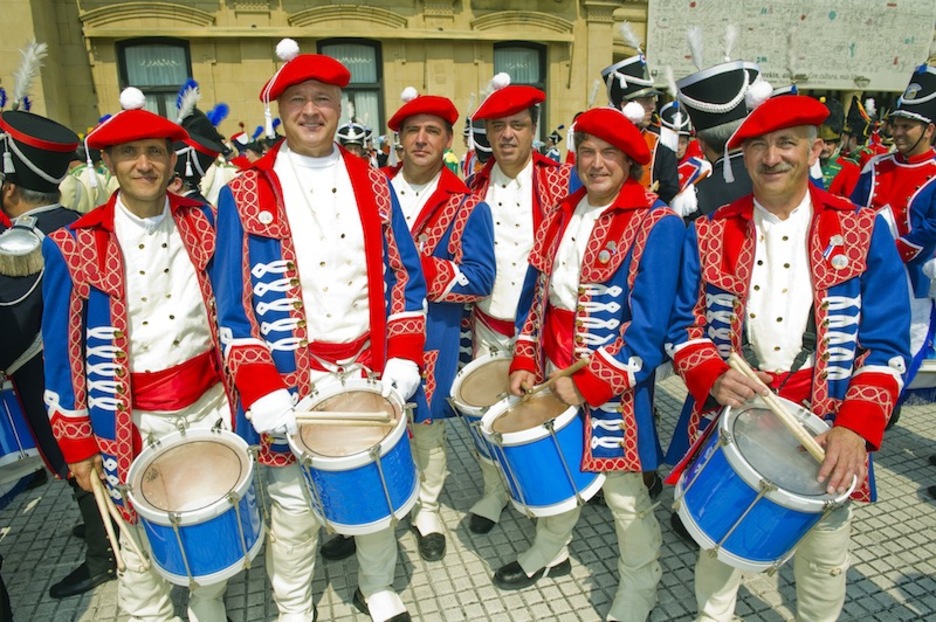 Alderdi Eder inguruan danborrada egin dute abuztuaren 31ko eguerdian. (Juan Carlos RUIZ / ARGAZKI PRESS)