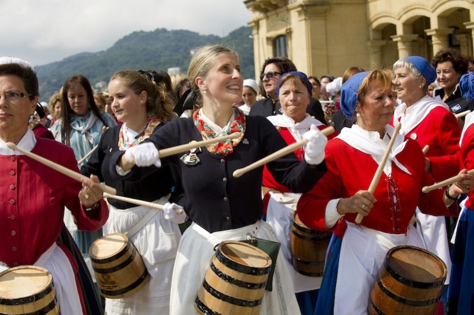 Kontu tristeak gogoan, baina jai giroan ari dira donostiarrak 1813ko hura gogoratzen. (Juan Carlos RUIZ / ARGAZKI PRESS)