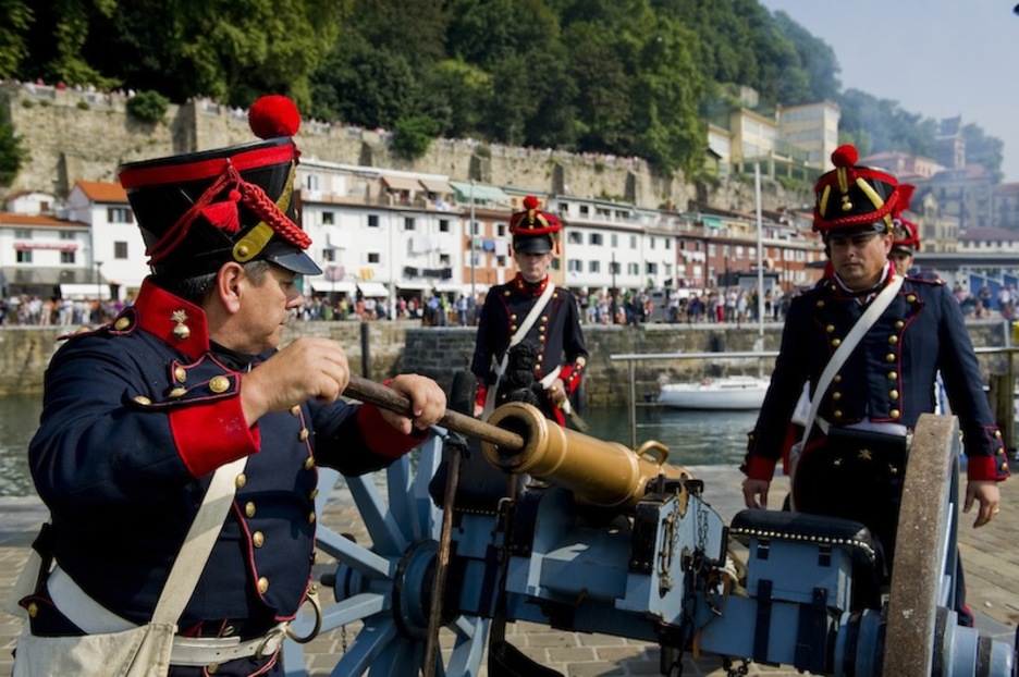 Tropa frantsesak kanoia prestatzen ingelesei aurre egiteko. (Juan Carlos RUIZ / ARGAZKI PRESS)