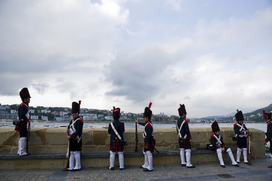 Kanoikadak jaurti dituzte soldaduek Urgulldik eta portutik 1813ko gertakariak antzeztu aurretik. (Juan Carlos RUIZ / ARGAZKI PRESS)