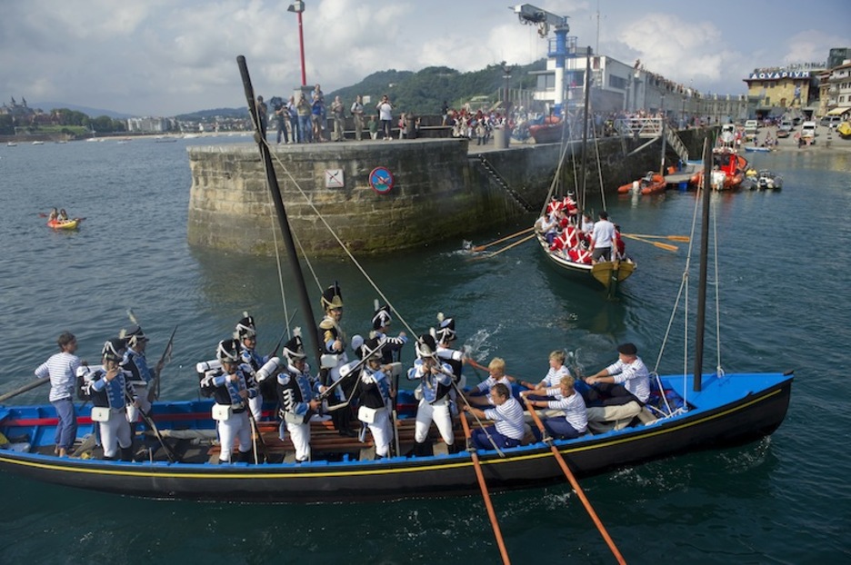 Soldadu ingeleseak itsasotik heldu dira portura. Lurreratu eta Parte Zaharrerantz jo dute. (Juan Carlos RUIZ / ARGAZKI PRESS)