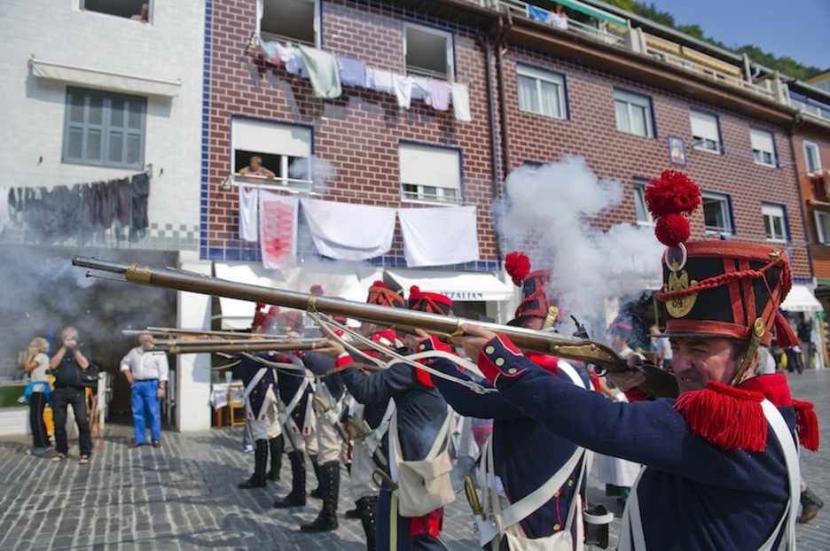 Soldadu frantsesak portuan tiro egiten. (Juan Carlos RUIZ / ARGAZKI PRESS)
