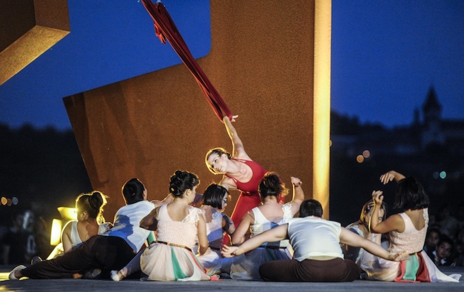  Kresala eta Verdini dantza konpainien eskutik, "Hala ere" dantza ikuskizuna Paseo Berrian. (Jagoba MANTEROLA / ARGAZKI PRESS)