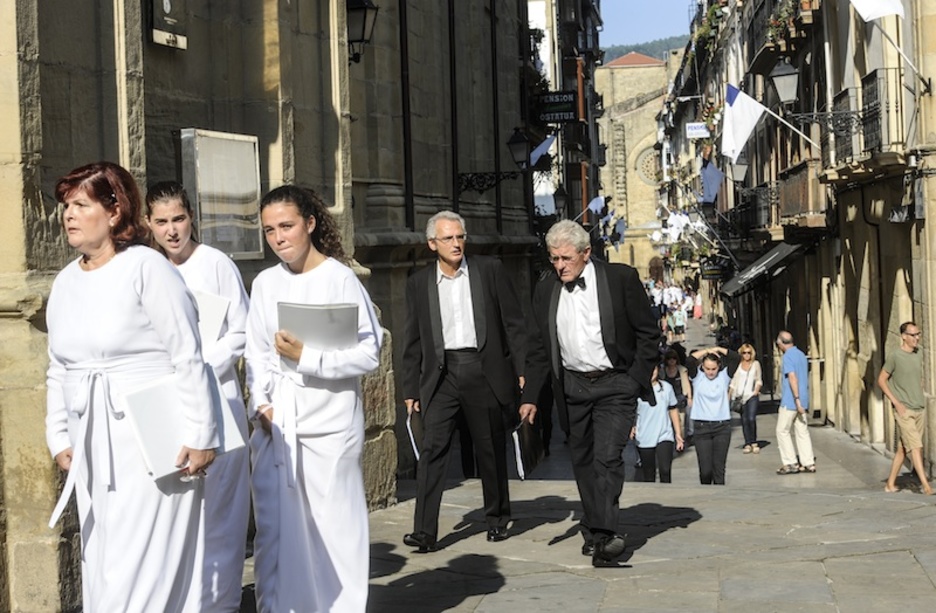 Orfeoiaren kontzertua Santa Maria elizan. Irudian, Orfeoiko kideak elizara bidean. Atzean, Abuztuaren 31ko kalea gaurko atonduta. (Jagoba MANTEROLA / ARGAZKI PRESS)