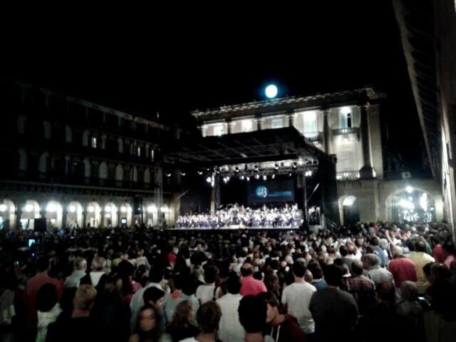 Euskadi Orkestra Sinfonikoak Konstituzio Plazan eskaini zuen kontzertu berezia. (@gara_olarretxea)