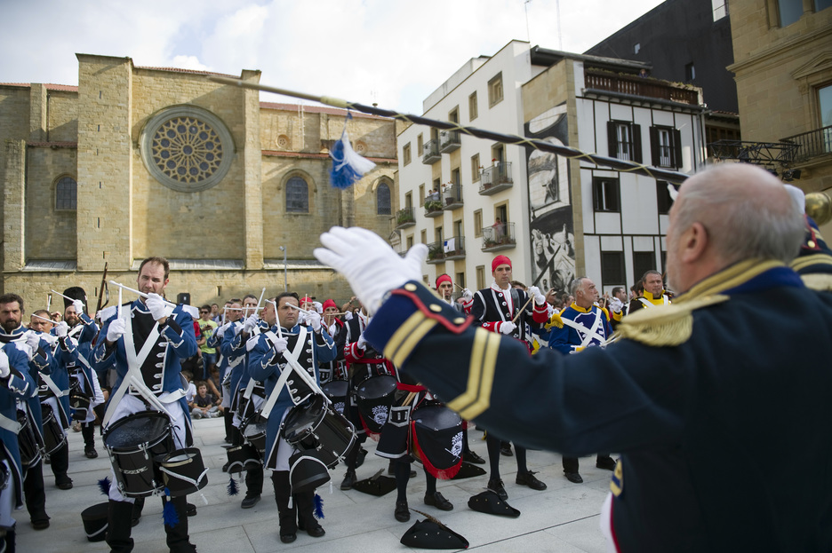 Oroitzazko desfilea burutu dute Parte Zaharrean, danbor hotsek Zuloaga plaza hartu dute. (Juan Carlos RUIZ / ARGAZKI PRESS)