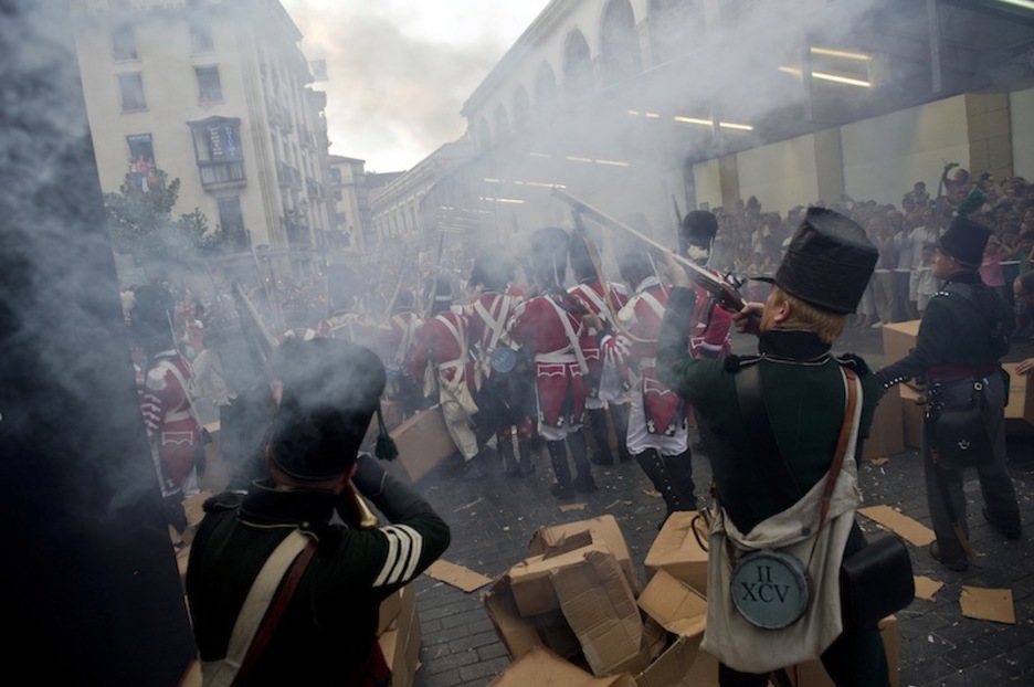 Bretxa kalean Donostia hartu zenekoa antzeztu dute. (Juan Carlos RUIZ / ARGAZKI PRESS)