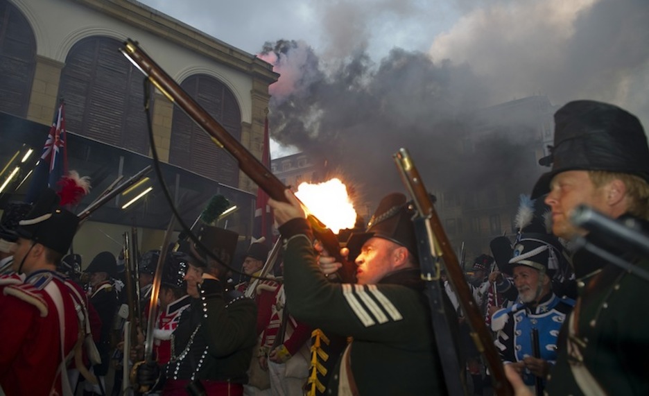 Soldaduak tiroka ibili dira, 1813ko Donostiaren hartzea antzeztuz. (Juan Carlos RUIZ / ARGAZKI PRESS)
