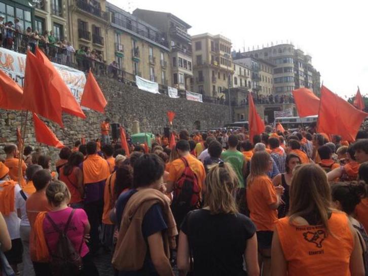 Kamiseta laranjak nagusi izan dira kaian.