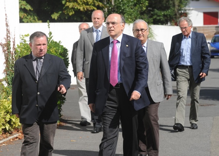 Andres Urrutia egungo euskaltzainburua, hil kaperara iristen. (Gaizka IROZ)