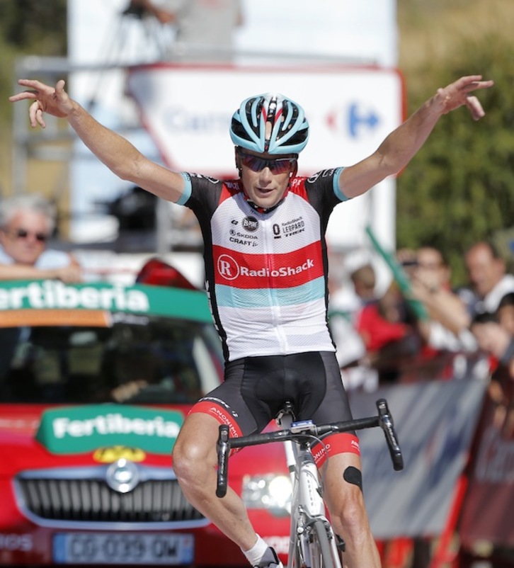 Chris Horner alza los brazos en el alto de Hazallanas. (José JORDÁN / AFP PHOTO)