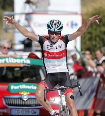Chris Horner alza los brazos en el alto de Hazallanas. (José JORDÁN / AFP PHOTO)