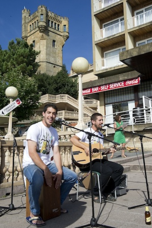 Dos de los integrantes de Lou Topet, durante la presentación del festival. (Idoia ZABALETA / ARGAZKI PRESS)