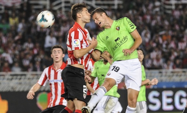 Los equipos vascos tampoco se libran de las acusaciones de recibir dinero público. En la imagen, enfrentamiento entre Athletic y Osasuna. (Jagoba MANTEROLA/ARGAZKI PRESS)