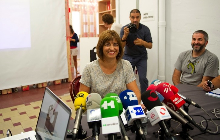Itziar Nogeras irribarretsu, bere lehen agerraldi publikoan. (Juan Carlos RUIZ/ARGAZKI PRESS)