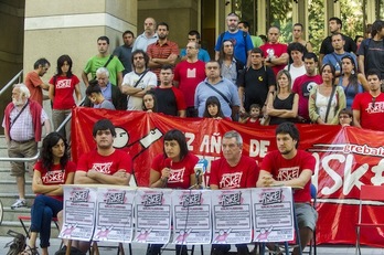 Los jóvenes que serán juzgados han comparecido arropados por la plataforma Grebalariak aske!. (Monika DEL VALLE/ARGAZKI PRESS)