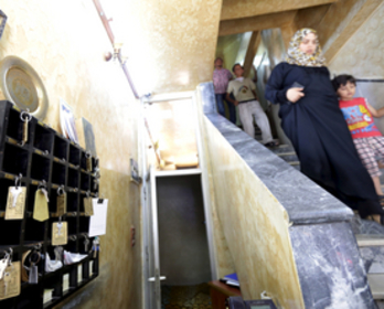 Una mujer baja las escaleras de un hotel en Damasco. (Louai BESHARA/AFP)