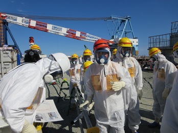Operarios de TEPCO en la central de Fukushima. (TEPCO/AFP)