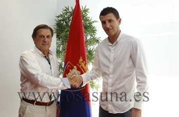 Archanco y Gracia se dan la mano tras la firma del contrato. (OSASUNA.ES)