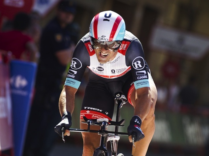 Fabian Cancellara, en pleno esfuerzo durante la contrarreloj de Tarazona. (Jaime REINA / AFP PHOTO)