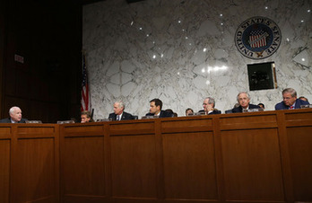John McCain, a la derecha, se pronuncia durante el debate en el Senado. (Mark WILSON/AFP)