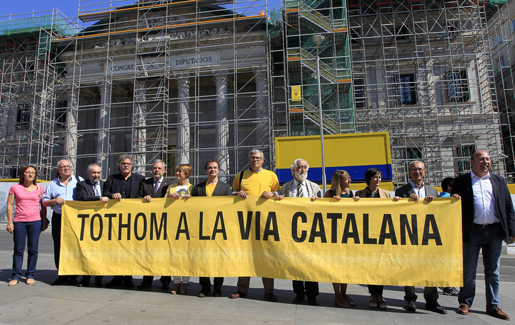 Acto de apoyo a la cadena humana de la Diada en Madrid con representantes de diferentes partidos. (NAIZ.INFO)
