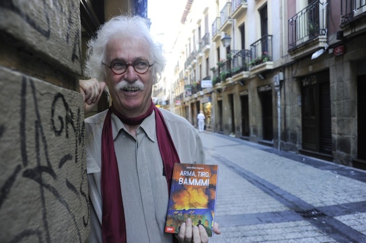 Joan Mari Irigoien, bere azken eleberriarekin. (ARGAZKI PRESS)