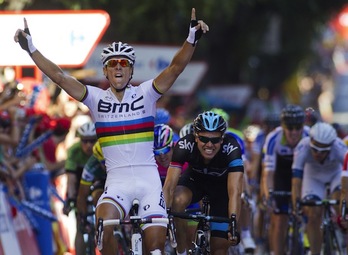 Gilbert celebra su triunfo, Boasson Hagen se queda con la miel en los labios. (Jaime REINA / AFP PHOTO)