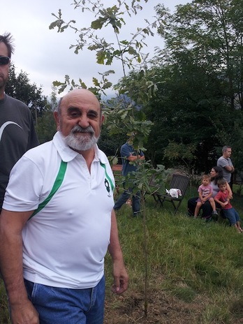 Pablo Gorostiaga, en el caserío familiar junto al roble plantado en recuerdo de Uriarte. (NAIZ.INFO)