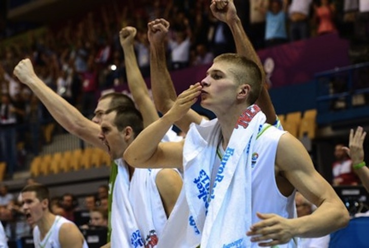 Los jugadores eslovenos celebran su victoria frente a España. (Attila KISBENEDEK / AFP PHOTO) 
