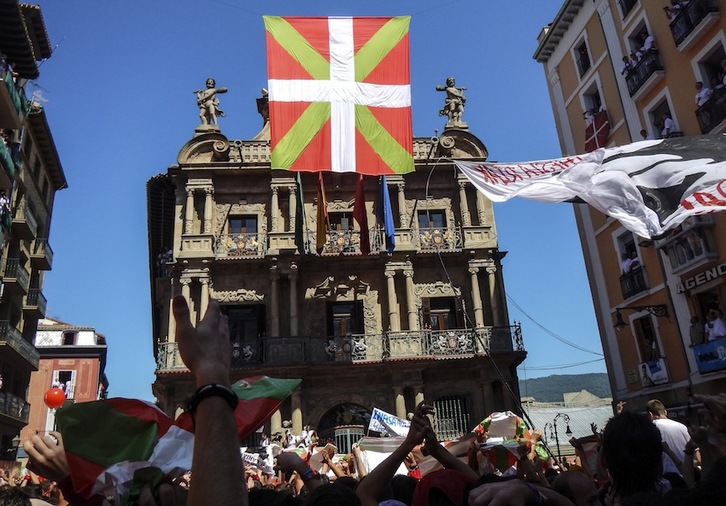 Desconocidos colgaron una gran ikurriña en la Plaza del Ayuntamiento poco antes del chupinazo. (Jagoba MANTEROLA/ARGAZKI PRESS)