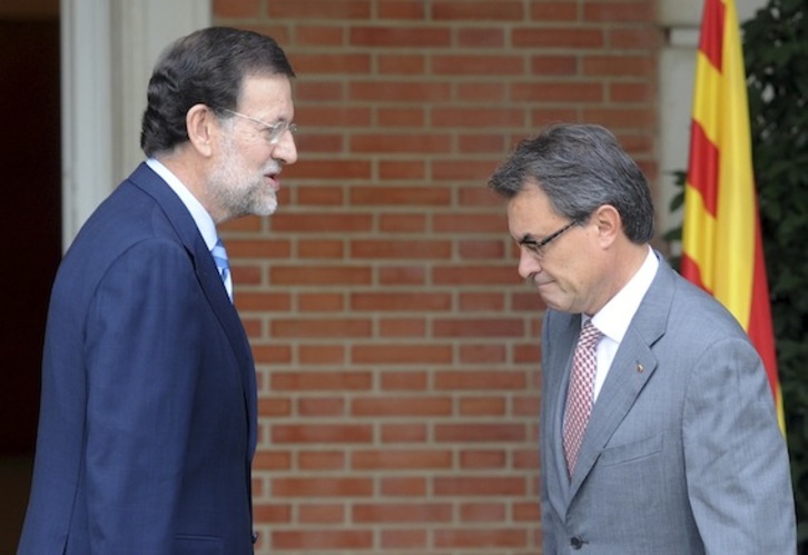 Mas y Rajoy en la Moncloa hace un año, el día que Madrid cerró la puerta al pacto fiscal. (Dominique FAGET/AFP)