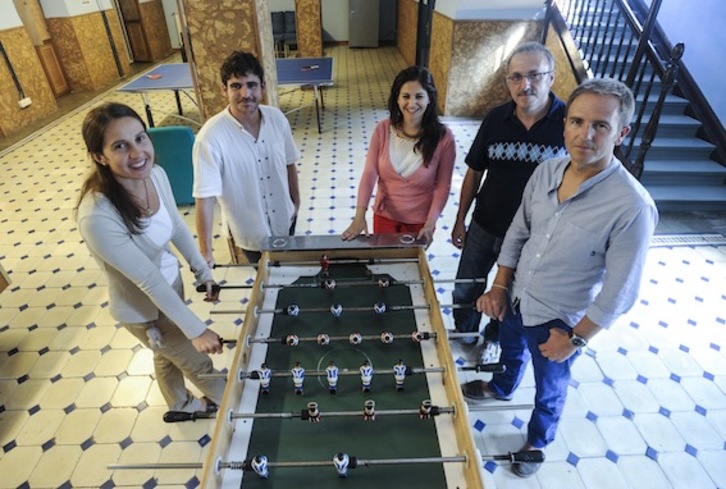 Norbera programako lantaldeko zenbait kide, Donostian duten zentroan. Ezkerretik eskuinera, Maribel, Ivan, Monica, Alberto eta Kike. (Jagoba MANTEROLA/ARGAZKI PRESS)