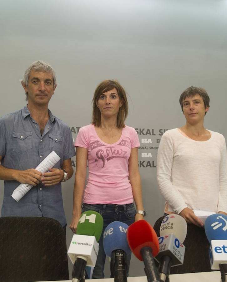 Los representantes de ELA, antes de iniciar la comparecencia. (Luis JAUREGIALTZO / ARGAZKI PRESS) 