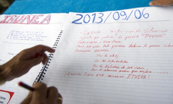 Una de las páginas del cuaderno de Herritarron Epaia. (Idoia ZABALETA / ARGAZKI PRESS)