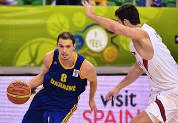 El ucraniano Gladyr trata de zafarse de la defensa germana. (Jure MAKOVEC / AFP PHOTO)