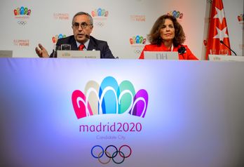El presidente del Comité Olímpico español, Alejandro Blanco, y la alcaldesa de Madrid, Ana Botella, durante la presentación de la candidatura en Buenos Aires. (Fabrice COFFRINI / AFP)