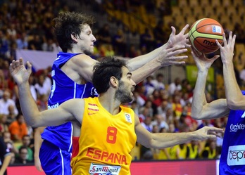 Partido de Eurobasket disputado entre la selección española y la República Checa. (Attil KISBENEDEK/AFP)