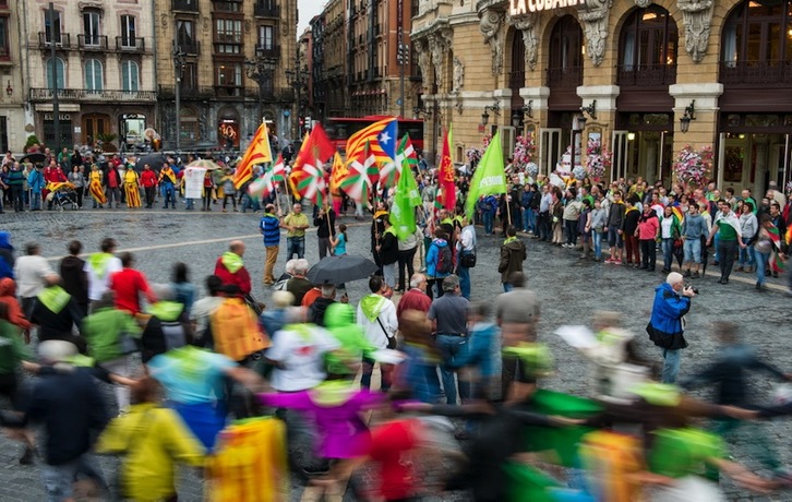 Cadena humana llevada a cabo en Bilbo. (Jon HERNAEZ/ARGAZKI PRESS)