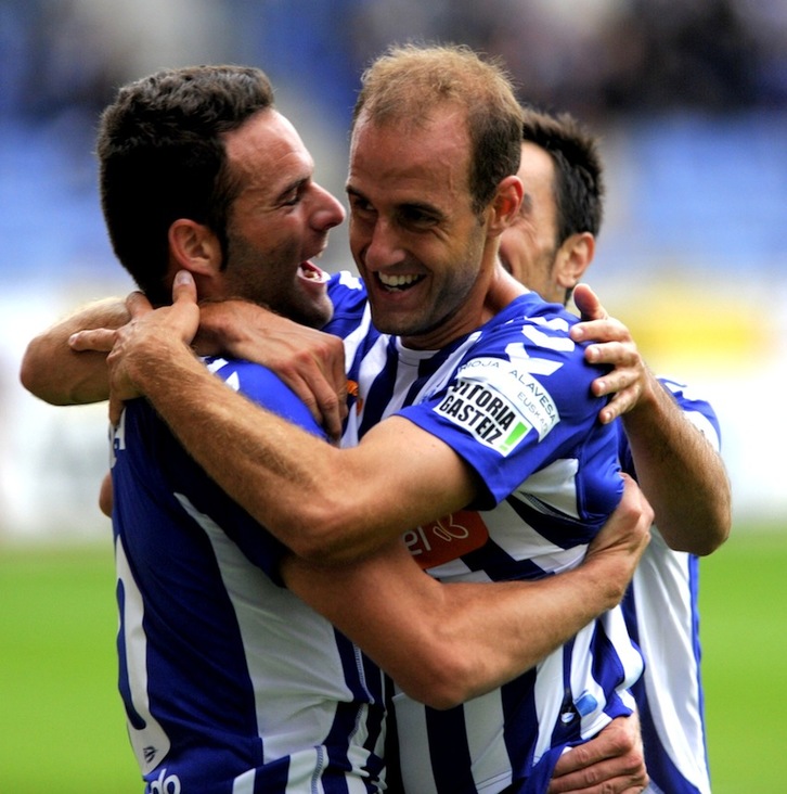 Alaveseko jokalariak, gola ospatzen. (Juanan RUIZ/ARGAZKI PRESS)