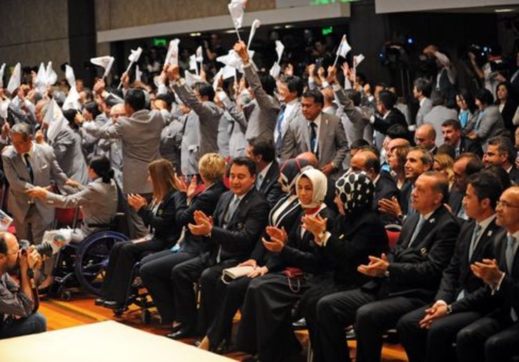 La delegación nipona celebra su elección en Buenos Aires. (Daniel GARCIA/AFP)