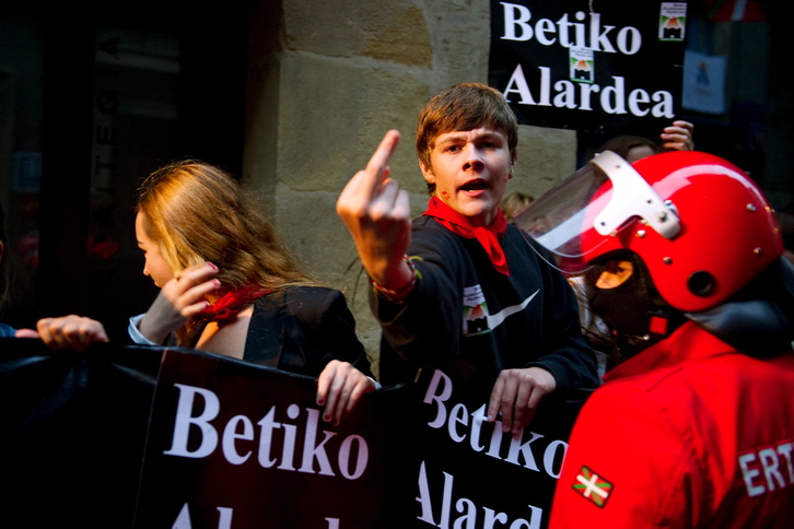 Emakumeak baztertzen dituen Alardea babesten duten gazteak iaz. (Idoia ZABALETA / ARGAZKI PRESS)