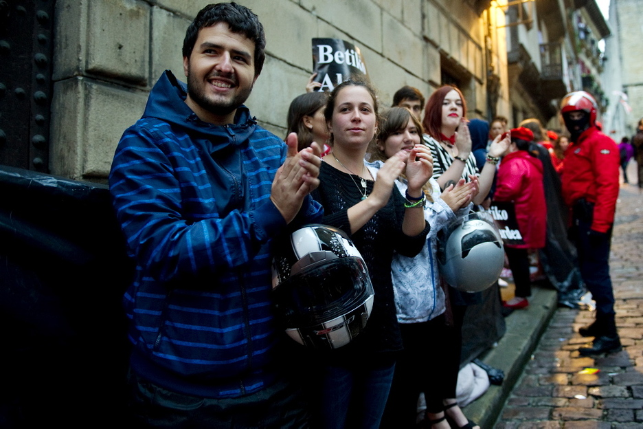 Jaizkibel konpainiako kideak txaloka jaso dituzte hainbat lagunek. (Idoia ZABALETA / ARGAZKI PRESS) Jaizkibel konpainiako kideak txaloka jaso dituzte hainbat lagunek. (Idoia ZABALETA / ARGAZKI PRESS)