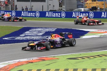 Vettel rueda en cabeza de carrera. (Alexander KLEIN / AFP)